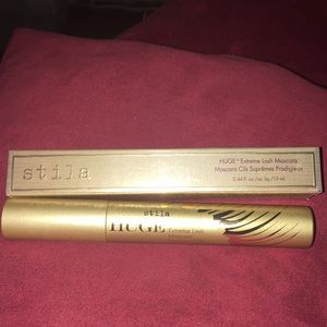 Still Huge Extreme Lash Mascara in Black